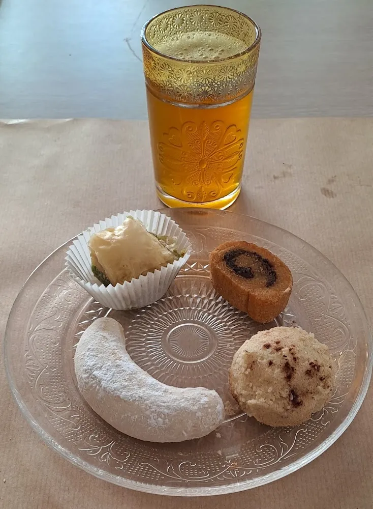 Thé À la Menthe Corne de Gazelle Baklava Makrout Et Montecao